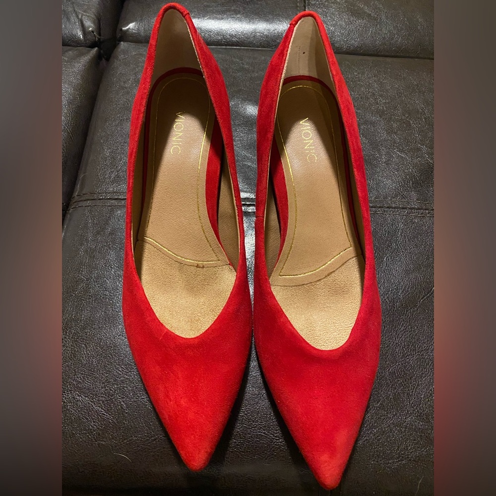 Vionic- Red Josie kitten heel